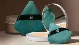 Con una innovadora banda para el dedo, el nuevo Powder Puff Duo de EcoTools ofrece precisión total y cobertura uniforme a nivel profesional