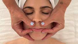 El Masaje de Contornos redibuja los contornos faciales devolviendo juventud y luminosidad, perfecto para aquellas personas que buscan un efecto lifting sin recurrir a tratamientos invasivos