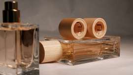 La estructura interna del tapón de Quadpack 100% de madera para envases de fragancias le permite cumplir su función prescindiendo de plásticos, pero se encuentra oculta a la vista para lograr un aspecto premium