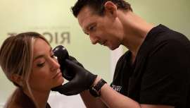 El Dr. José María Ricart recomienda toxina botulínica, ultrasonidos con hidroxiapatita cálcica y láser de picosegundos para combatir arrugas, flacidez y manchas y rejuvenecer el rostro