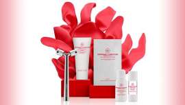 Fusiona avances tecnocientíficos con principios de neurocosmética y responsabilidad ambiental. Un efecto revitalizante que combate la flacidez y la apariencia de otros signos visibles de la edad