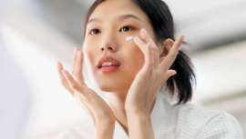 K-beauty, la tendencia de belleza coreana, ha revolucionado la industria con rituales innovadores, texturas ligeras e ingredientes únicos, conquistando mercados globales y transformando los estándares de cuidado de la piel