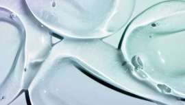 La nueva restricción de microplásticos de la UE desafía a los fabricantes de cosméticos a adaptarse a normas estrictas, impulsando el desarrollo de alternativas sostenibles y libres de microplásticos