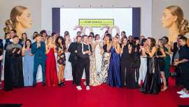 Pamplona se vistió de arte y elegancia con el 20.20, el mayor desfile de peluquería para novias en España. Una noche inolvidable que fusionó tradición, modernidad y emoción en un espectáculo único