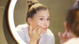 La facialista y cosmetóloga Esther Moreno, del reconocido EM Studio en Barcelona, nos invita a descubrir una de sus rutinas de noche más
 esperadas: el tratamiento con retinoides que se realiza antes de dormir