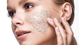 Investigadores del MIT han diseñado una alternativa ecológica a las microperlas de polietileno utilizadas en algunos productos de salud y belleza