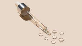 La RAE define el término sérum como líquido más o menos denso, de efecto reparador, revitalizador, hidratante, usado como cosmético