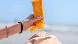 Francia propone reglas más estrictas para el etiquetado de protectores solares en la UE, enfocándose en proteger a los niños y simplificar la información para los consumidores