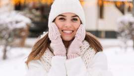 Factores como el frío, el viento y la calefacción afectan la capacidad de la piel para mantenerse hidratada, lo que puede llevar a sequedad, grietas, enrojecimiento y envejecimiento prematuro, especialmente en pieles secas o sensibles