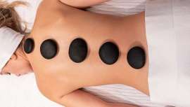 El Masaje de Piedras Volcánicas en Oxigen combina calor, aceites esenciales y técnicas energéticas para lograr una relajación profunda y una piel irresistiblemente suave