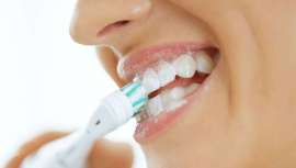 La doctora Belkys Martínez, odontóloga de la Clínica Dental Smiles Art, nos explica las diferencias entre ambos tipos de cepillos y comparte consejos prácticos para mantener una higiene bucal óptima
