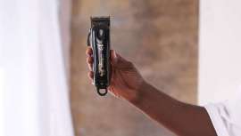 La nueva WAHL 5-Star Black Magic Clip redefine el corte profesional. Más potente, rápida y elegante, es la herramienta ideal para barberos que buscan calidad y estilo