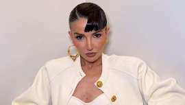 De acabado mojado y efecto glossing, así es el estilo noventero más favorecedor, apto para chicas de pelo corto