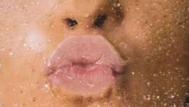 La nueva armonización de labios apuesta por la precisión y la belleza natural, dejando atrás los excesos. El resultado: jugosidad, simetría y perfilado perfecto que nadie notará, pero todos admirarán