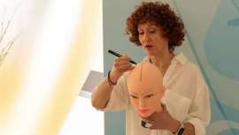 En el mundo de la peluquería, la especialización se ha convertido en el arma secreta de muchos profesionales. Y si hay un nicho que está revolucionando la industria, ese es el cuidado del cabello rizado