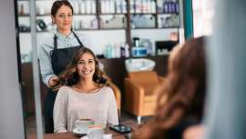 El teletrabajo ha cambiado los hábitos de consumo, y las peluquerías lo notan. Ahora, los viernes se han convertido en el día estrella para cortarse el pelo