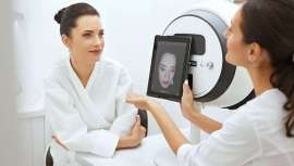 El futuro de la belleza está cada vez más ligado a la tecnología y la salud. Con herramientas de diagnóstico avanzadas, los salones evolucionarán hacia centros de bienestar integral, donde la estética y el cuidado de la salud irán de la mano