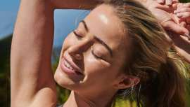 iS Clinical  recomienda apostar por pocos productos, pero con ingredientes eficaces para conseguir una piel jugosa y brillante en poco tiempo