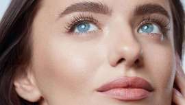 MY Vital Eyes Program el exclusivo protocolo de Maribel Yébenes que rejuvenece la mirada sin cirugía. A través de tecnologías avanzadas, reduce arrugas, bolsas y ojeras, logrando un efecto lifting natural y visible desde las primeras sesiones