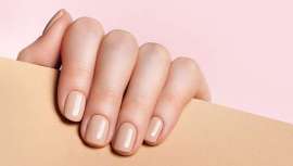 Minimalismo en tus uñas: la belleza natural se impone con Kure Bazaar. Descubre la tendencia eco que cuida y fortalece tus uñas