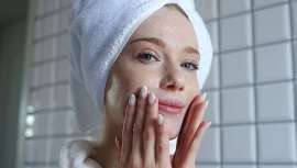 El slugging se ha convertido en la última tendencia viral en skincare. Esta técnica promete una piel más hidratada al sellar la humedad con una capa de vaselina