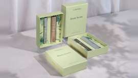Un elegante cofre en verde menta, con diseño floral, moderno y sofisticado, que combina tecnología cosmética avanzada con un protocolo de belleza formado por crema facial y contorno ocular