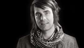 Carlos Sánchez, Pelsynera, marca tendencias gracias a su enorme talento. Fue galardonado como mejor peluquero español de 2010 en los I premios del Club Fígaro y consiguió el prestigioso AIPP al mejor vídeo artístico de 2009 con Conjuro