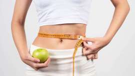 La estrategia más efectiva para prevenir la retención de líquidos pasa por adoptar una dieta normoequilibrada y mantener una rutina de actividad física regular. La clave está en priorizar alimentos ricos en potasio y con alto contenido en agua