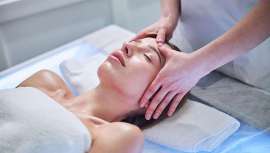 La cosmética emocional transforma el cuidado de la piel en un ritual de bienestar integral. Texturas, aromas y neurocosméticos que calman tanto la piel como la mente