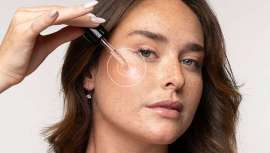 Consigue un bronceado facial dorado, natural y sin parches. Descubre los 5 tips clave para dominar el arte del autobronceador