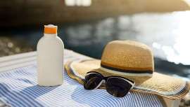 Más de la mitad de los consumidores considera que el protector solar es demasiado caro, según una encuesta de TanOrganic. La campaña pide eliminar el IVA para fomentar su uso y prevenir el cáncer de piel