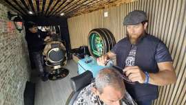 El nicaragüense Juan Carlos Sánchez, que lleva tres años residiendo en la ciudad olívica, acondiciona una furgoneta como barbería: esta semana estuvo en Tomás Alonso y Samil y su objetivo es moverse por las parroquias de Vigo