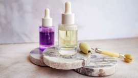 El salicilato de bakuchiol irrumpe con fuerza en la cosmética profesional como un activo multifunción, suave pero altamente eficaz. Combina lo mejor del bakuchiol y el ácido salicílico para tratar arrugas, acné y textura sin irritar la piel