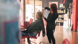 Más allá del corte y el color, ​ la nueva peluquería abraza el bienestar emocional y se reinventa como un espacio experiencial ​ que reconforta y transforma desde dentro