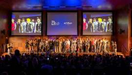 El Galardón Revelación Nacional celebra su séptima edición en la Masía Lacy. Una cita única que premia el talento del sector con desfiles, homenajes y un fuerte espíritu solidario