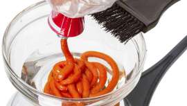 El peróxido de hidrógeno fue descubierto en 1818. Aunque se utiliza en muy diversos ámbitos, se usa en peluquerías desde 1867 como decolorante, neutralizante y oxidante