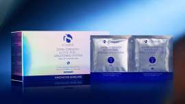 Extra Strength Active Peel Brightening System, disponible solo en centros certificados y bajo prescripción, está enfocado a mejorar manchas, arrugas y textura de la piel