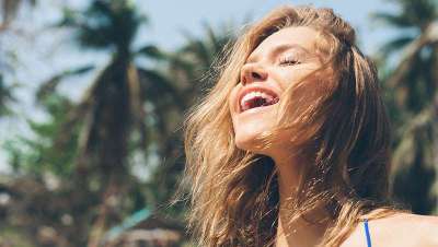 Tu melena perfecta bajo el sol: protección, brillo y cero encrespamiento en un solo gesto