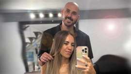 En la peluquería actual, algo está cambiando. Ya no basta con dominar las tijeras o aplicar un buen color. Hoy, los salones de peluquería se están convirtiendo en espacios de educación capilar, y el peluquero, en un auténtico coach del cabello.