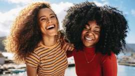 Tres estados más votan a favor de exigir formación sobre cabello texturizado en las escuelas de peluquería