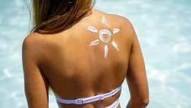 La enfermera y divulgadora de dermoestética, Zuberoa Carreras, ofrece una serie de consejos para elegir el protector solar adecuado y prestar atención a las anomalías cutáneas