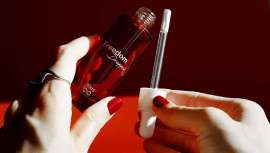 El envase Freedom Dropper, incorpora un aplicador rodante que favorece la absorción de fórmulas líquidas y aporta una experiencia sensorial a la rutina de belleza