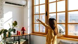 El aire acondicionado es clave para resistir el calor extremo, pero su uso prolongado afecta a la piel más de lo que parece. La sequedad ambiental que provoca altera su equilibrio natural y deja huella en su salud y aspecto