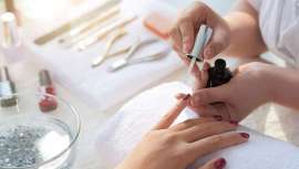 La Unión Europea ha prohibido desde el 1 de septiembre el uso de dos compuestos presentes en algunos esmaltes semipermanentes, considerados cancerígenos y tóxicos para la fertilidad