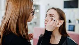 Airbnb incorpora a maquilladores profesionales en su plataforma, ofreciendo a viajeros y residentes servicios de belleza a medida. Una oportunidad para el sector de la estética de ampliar su visibilidad y captar nuevos clientes