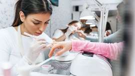 Más de 26.000 salones, 600 millones de facturación y un fenómeno social: así crece el negocio de las uñas en España