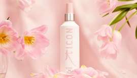 Cure Spray de I.C.O.N. es el desenredante sin aclarado que hidrata, repara y suaviza todo tipo de cabellos. Un básico de salón que calma con aloe, reconstruye con proteínas y aporta ligereza sin peso