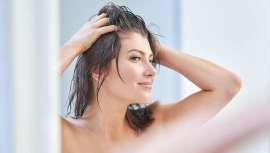 La caspa no se explicaría únicamente por un desequilibrio fúngico. Nuevos datos apuntan al microbioma del cuero cabelludo, al déficit de ceramidas y a la alteración de la barrera cutánea como factores implicados