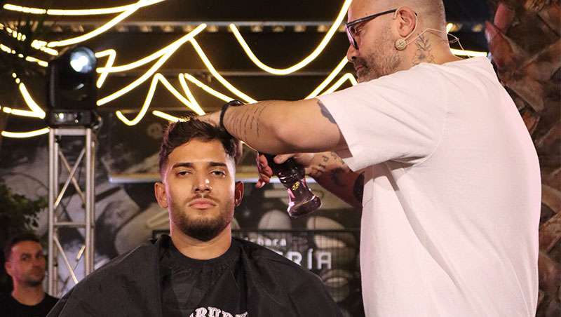 Gua prctica en barbera: cera o gomina para peinados en hombres