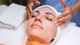 La doble limpieza facial, originaria de Corea del Sur, combina un limpiador oleoso y otro acuoso para lograr una higiene profunda que respeta el manto hidrolipídico. La facialista Pilar Gaudí explica sus beneficios y cómo adaptarla a cualquier edad